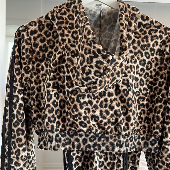 The “Leopard “ active set Top and  pants - Picture 7 of 9